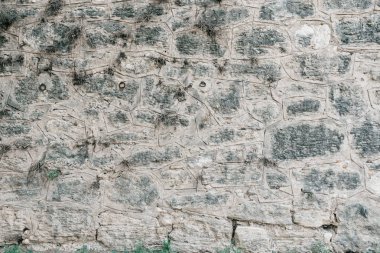 Siyah noktalar ile gri taş duvar. Farklı şekiller taşlarla