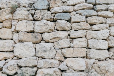 Gri grungy antik taş duvar İspanya. Farklı şekiller taşlarla