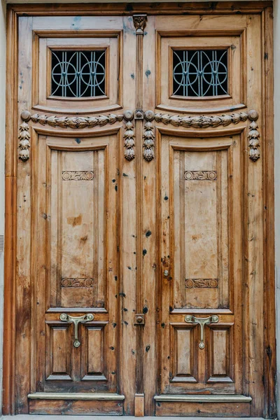 Egy Gyönyörű Saját Készítésű Ősi Ajtó Két Windows Spanyolországban — Stock Fotó