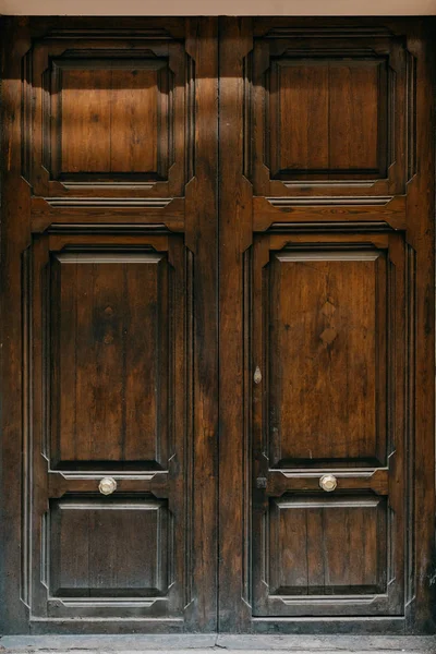 Güzel kendi kendine yapılan eski ahşap bir kapı İspanya. Çikolata rengi 