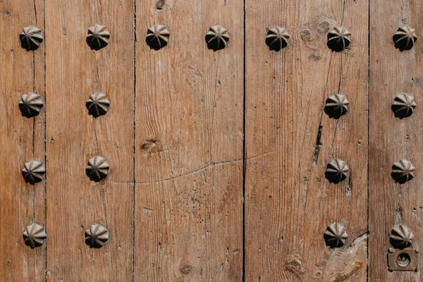 Bir kaç eski tırmık ahşap plakalar metal perçin İspanya ile. Ahşap doku