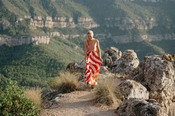 Una Bella Ragazza Bionda Abito Rosso Bianco Che Corre Sulla — Foto Stock