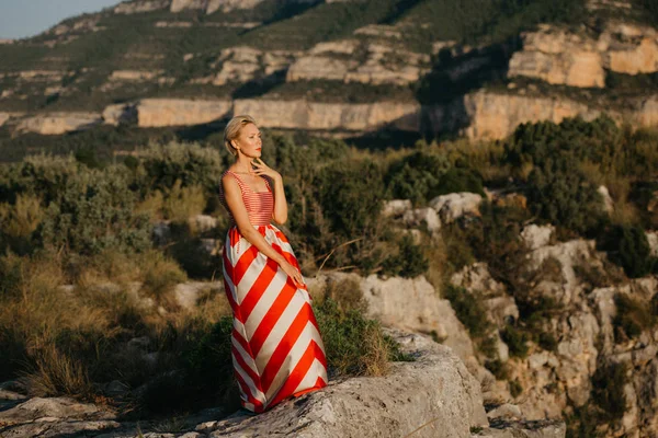 Pretty Blonde Girl Red Dress Posing Ancient Canyon Sunset Spain — Stock Photo, Image