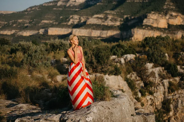 Beautiful Pretty Blonde Woman Red Dress Posing Ancient Canyon Sunset — Stock Photo, Image