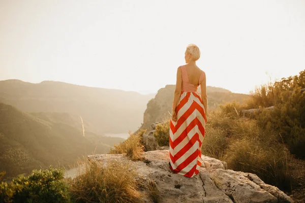 Ung Kvinna Röd Klänning Poserar Med Henne Tillbaka Gamla Canyon — Stockfoto