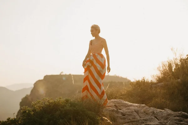 オレンジ色の太陽の下で古代峡谷の端にポーズ ファッショナブルな女の子 スペイン — ストック写真