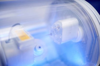 Islak freze ve taşlama drill fotoğrafı kapatın. Diş hekimleri ofisi. Diş Laboratuvarı.