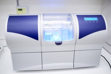 Islak mavi ve gümüş freze ve taşlama. Diş hekimleri ofisi. Diş laboratuvarı. Yakın fotoğraf.