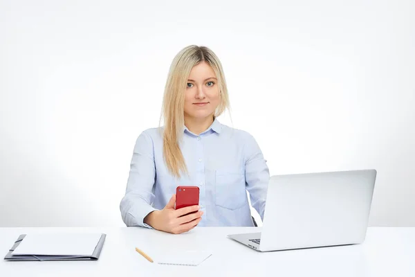 Blond Žena Hodinky Přímo Drží Její Červené Sklo Mobilní Telefon — Stock fotografie