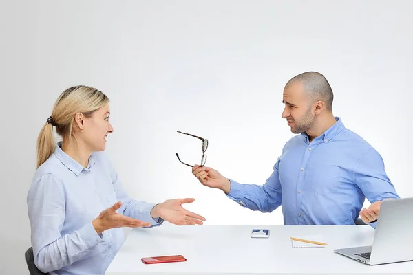 Brutaler Chef Mit Stylischer Sonnenbrille Blauen Hemd Kann Nicht Glauben — Stockfoto