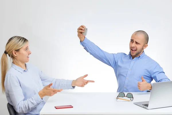 Brutal Chefe Uma Camisa Azul Óculos Sol Elegantes Leva Uma — Fotografia de Stock