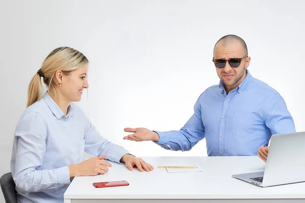 Capo Brutale Con Una Camicia Blu Con Occhiali Sole Alla — Foto Stock