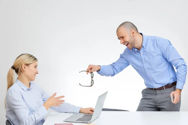 Brutaler Manager Blauen Hemd Mit Stylischer Sonnenbrille Scherzt Mit Seiner — Stockfoto