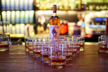 Çubuk sayaç üzerinde üçgen evreleme viski gözlükleri.    