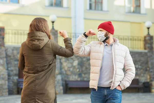 Elleboog Stoot Elleboogbegroeting Verspreiding Van Het Coronavirus Voorkomen Covid Volwassen — Stockfoto