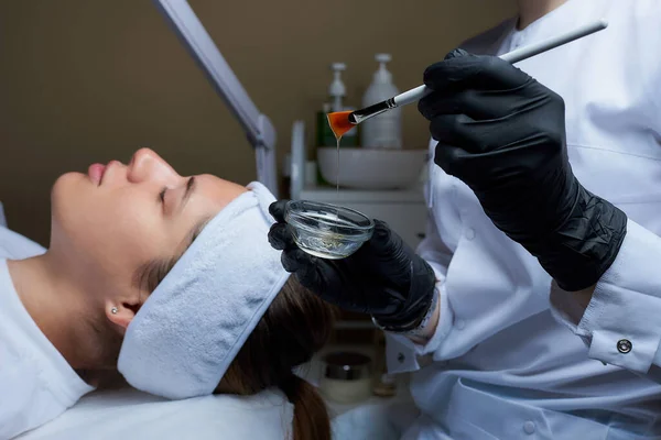 Egy Fekete Eldobható Orvosi Kesztyűt Viselő Kozmetikus Arra Készül Hogy — Stock Fotó