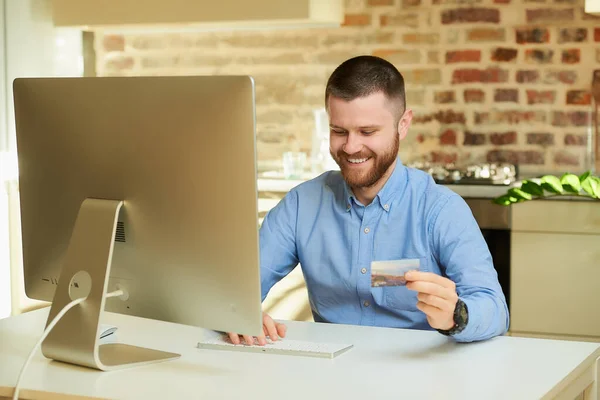 Hombre Feliz Con Barba Escribe Una Información Tarjeta Crédito Para — Foto de Stock