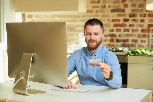 Hombre Con Barba Escribe Número Tarjeta Crédito Para Hacer Compras —  Fotos de Stock