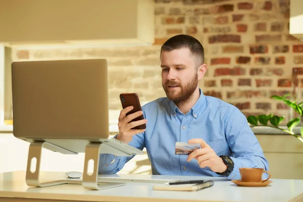 Hombre Busca Ventas Línea Teléfono Inteligente Sosteniendo Una Tarjeta Crédito — Foto de Stock