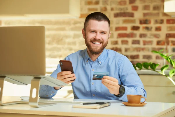 Hombre Feliz Posando Mientras Lee Información Parte Posterior Tarjeta Crédito — Foto de Stock