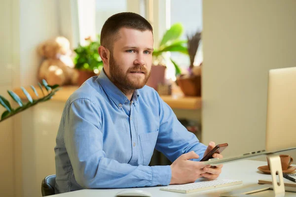 Jefe Oyendo Informe Sus Empleados Una Reunión Informativa Negocios Línea — Foto de Stock