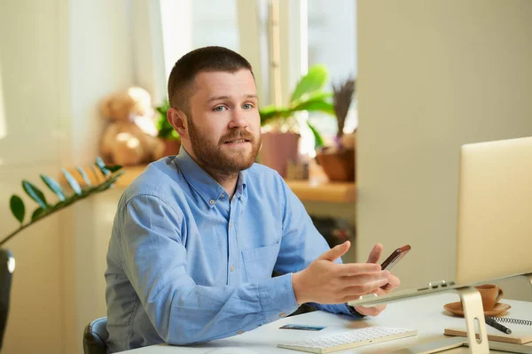 Hombre Discutiendo Con Sus Colegas Una Reunión Informativa Negocios Línea — Foto de Stock