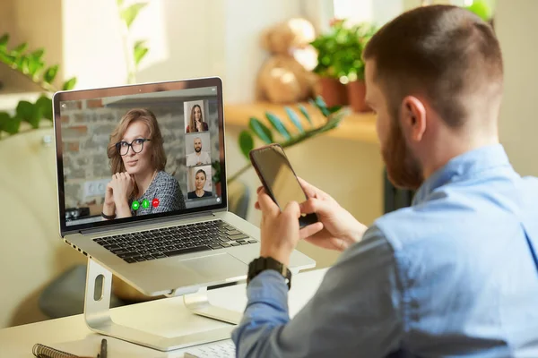 Vista Posterior Empleado Masculino Que Está Trabajando Forma Remota Escuchando —  Fotos de Stock