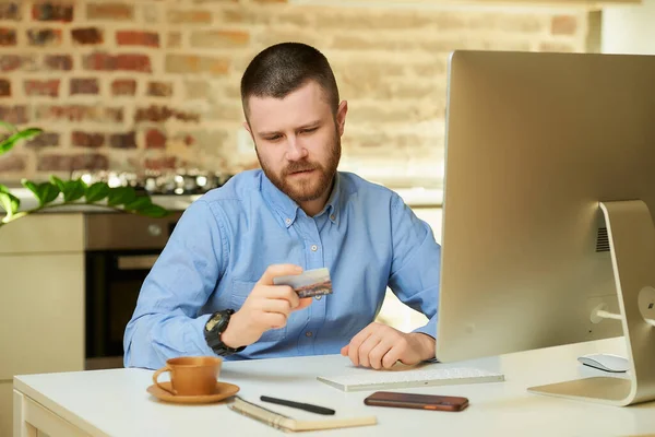 Hombre Con Barba Lee Código Tarjeta Crédito Para Hacer Compras — Foto de Stock