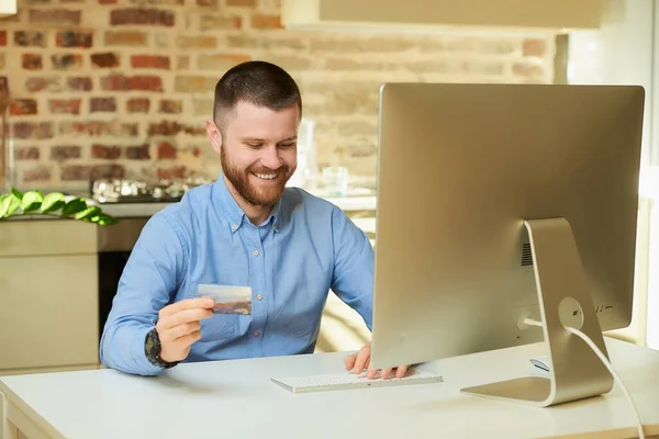 Hombre Feliz Con Barba Escribe Una Información Tarjeta Crédito Para — Foto de Stock