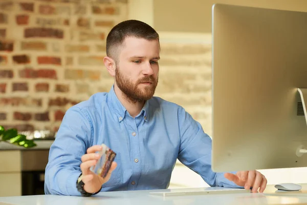 Hombre Con Una Barba Una Camisa Azul Piensa Las Compras — Foto de Stock