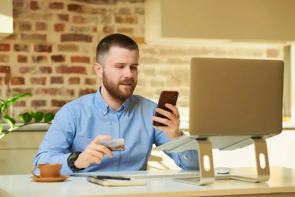 Hombre Busca Ventas Línea Teléfono Inteligente Sosteniendo Una Tarjeta Crédito — Foto de Stock