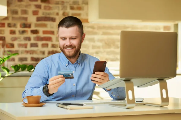 Hombre Feliz Leyendo Información Parte Posterior Tarjeta Crédito Escribiéndola Teléfono —  Fotos de Stock