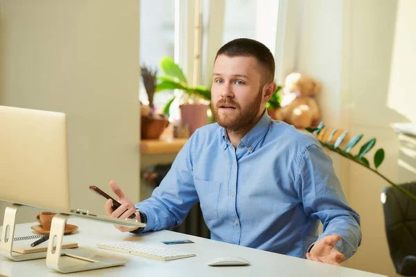 Hombre Sorprendido Por Sus Colegas Una Reunión Informativa Negocios Línea — Foto de Stock