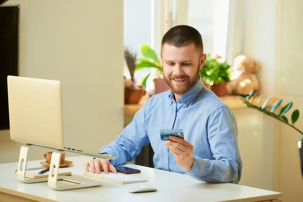 Hombre Feliz Sonriendo Mirando Tarjeta Crédito Frente Computadora Portátil Casa — Foto de Stock