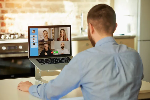 직장인 노트북 컴퓨터로 비디오 통화를 하면서 동료들의 사업에 원격으로 모습을 — 스톡 사진