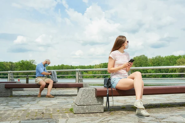 Una Donna Una Panchina Distanza Sociale Con Uomo Calvo Seduto — Foto Stock