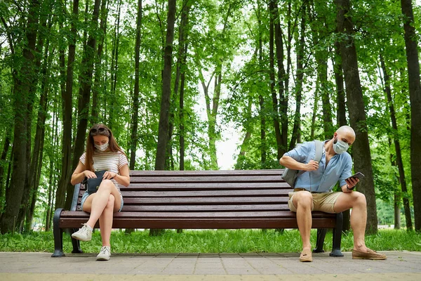 Uomo Calvo Una Giovane Donna Seduti Sulle Estremità Opposte Della — Foto Stock