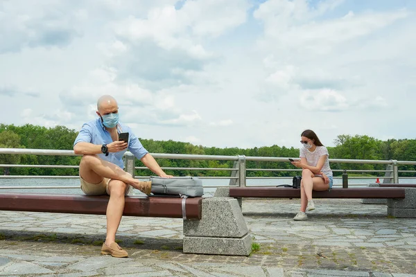 Uomo Calvo Una Donna Con Maschere Facciali Mediche Che Usano — Foto Stock