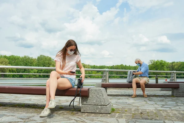 Una Donna Una Panchina Distanza Sociale Con Uomo Calvo Seduto — Foto Stock