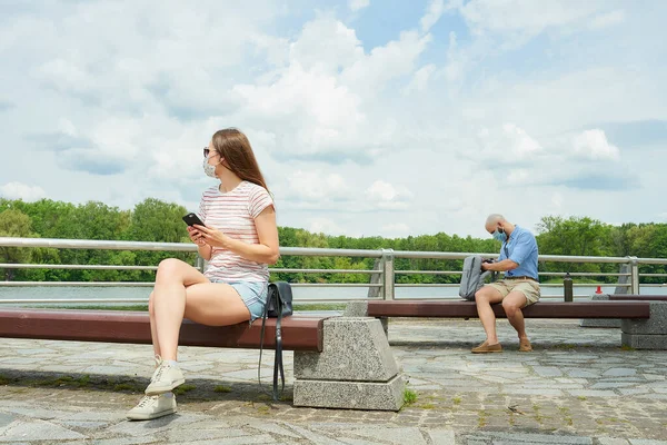 Una Donna Una Panchina Distanza Sociale Con Uomo Calvo Seduto — Foto Stock