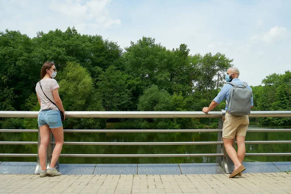 Una Donna Uomo Che Guardano Vicenda Mantenendo Distanze Sociali Evitare — Foto Stock