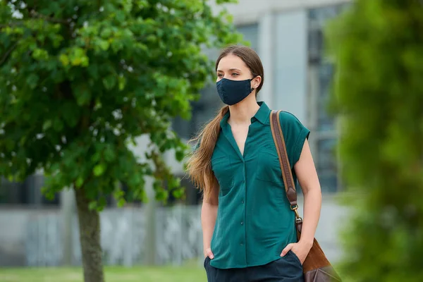 Mujer Con Mascarilla Médica Camina Entre Los Árboles Empujando Mano — Foto de Stock