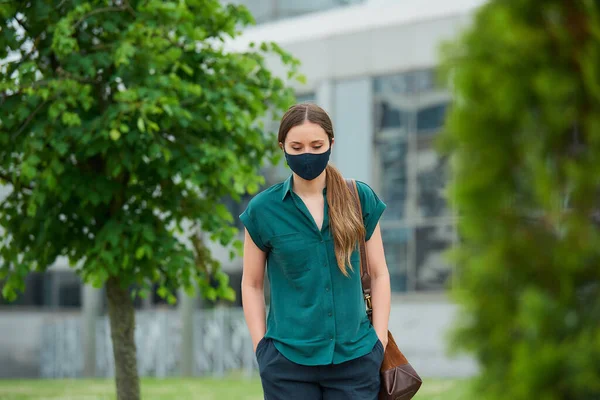 Mujer Triste Con Una Máscara Facial Médica Camina Entre Los — Foto de Stock