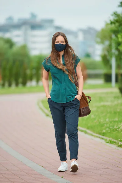 Una Giovane Donna Con Una Maschera Medica Cammina Infilando Mani — Foto Stock