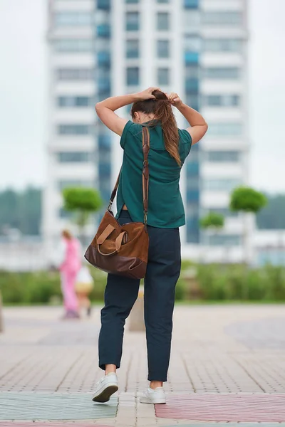 Una Giovane Donna Piedi Con Schiena Lega Capelli Alla Coda — Foto Stock