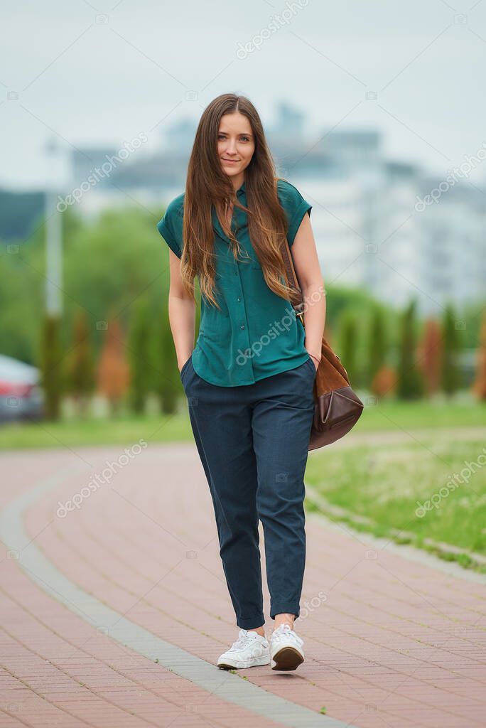Una Mujer Joven Lleva Ropa Casual Con Estilo Esta Caminando Foto de stock Minchanin 383769000
