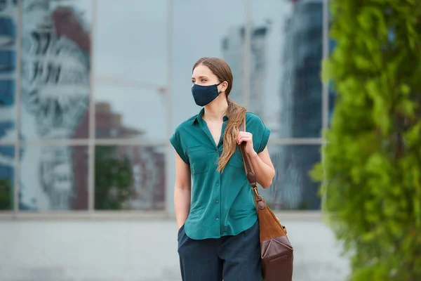 Mujer Linda Máscara Facial Médica Camina Empujando Mano Bolsillo Pantalones — Foto de Stock