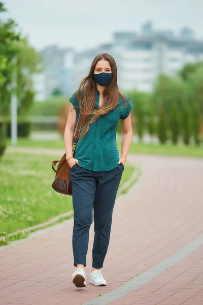 Una Giovane Donna Con Una Maschera Medica Cammina Infilando Mani — Foto Stock