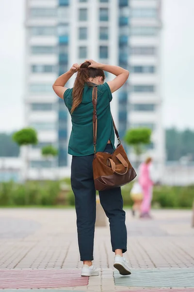 Una Giovane Donna Piedi Con Schiena Lega Capelli Alla Coda — Foto Stock