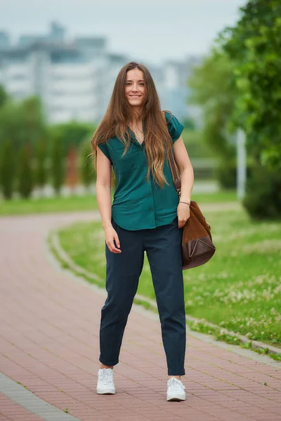 Young Woman Wears Stylish Casual Clothes Enjoying Her Walk Park — Stock Photo, Image